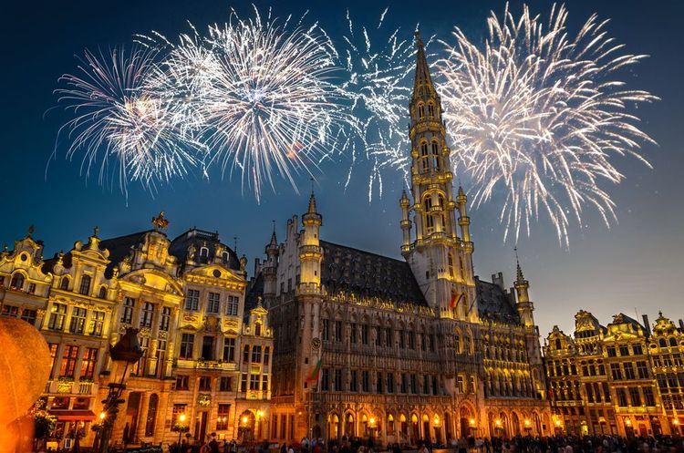 Un feu d'artifice au dessus de la Grand-Place de Bruxelles
