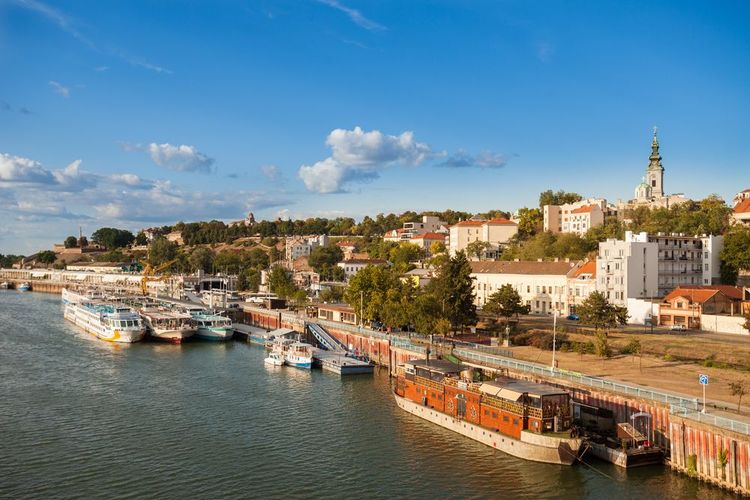 Balade au cœur de Belgrade : la rue Strahinjica Bana, le Danube et ses péniches