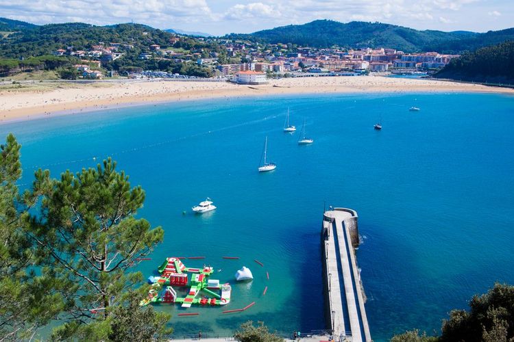 La plage arrondie de Gorliz