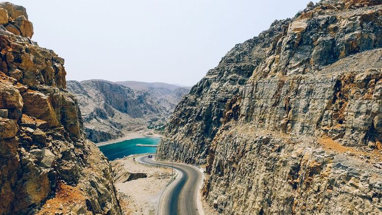 La route côtière de Mousandam longe les fjords