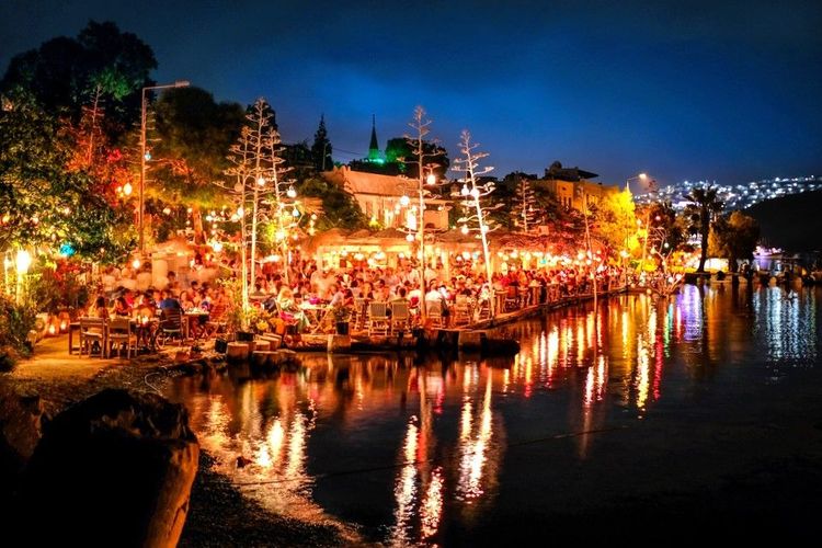 Nuit bleue et lumières à Bodrum, Gumusluk