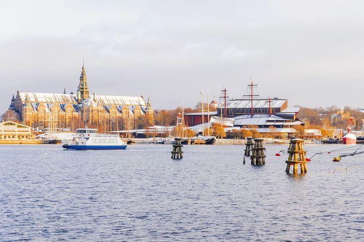 L'île de Djurgården, le musée nordique et le musée Vasa (à dr.)