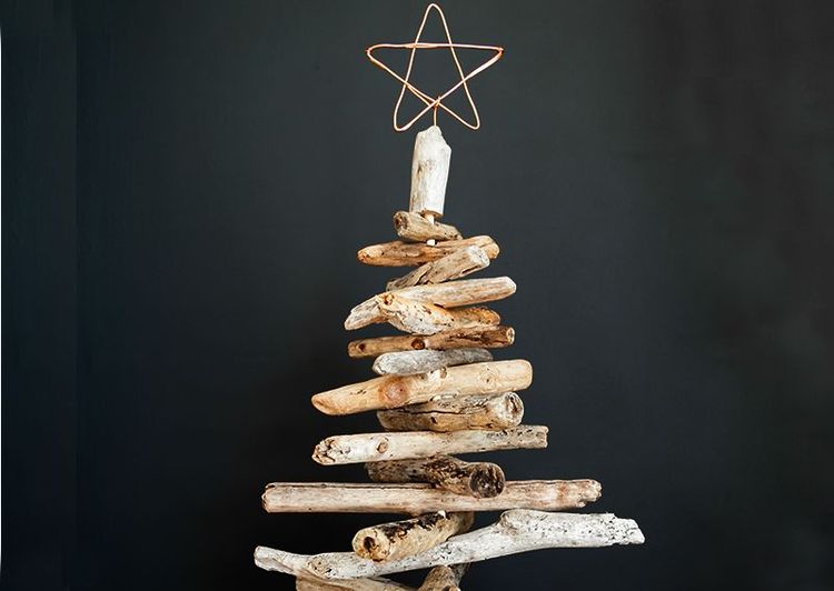 Sapin de Noël fabriqué avec du bois flotté