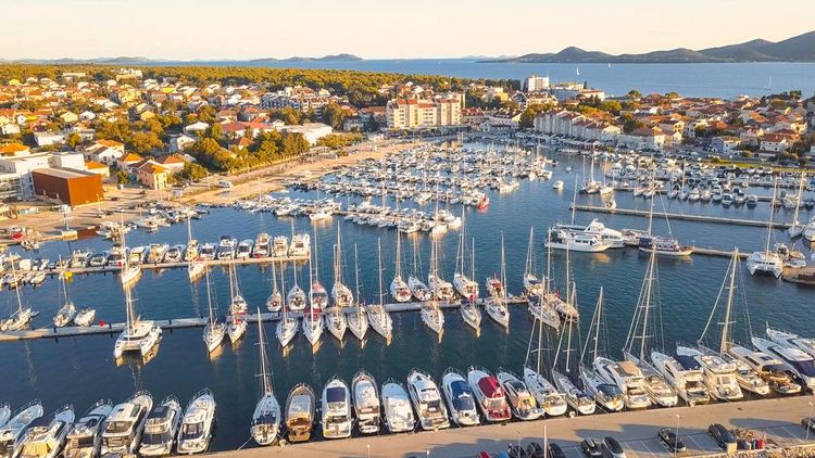 Split, les voiliers attendent dans la marina