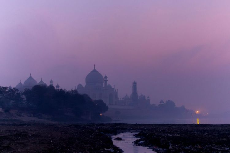 Dans la nuit, on cherche le Taj Mahal Noir