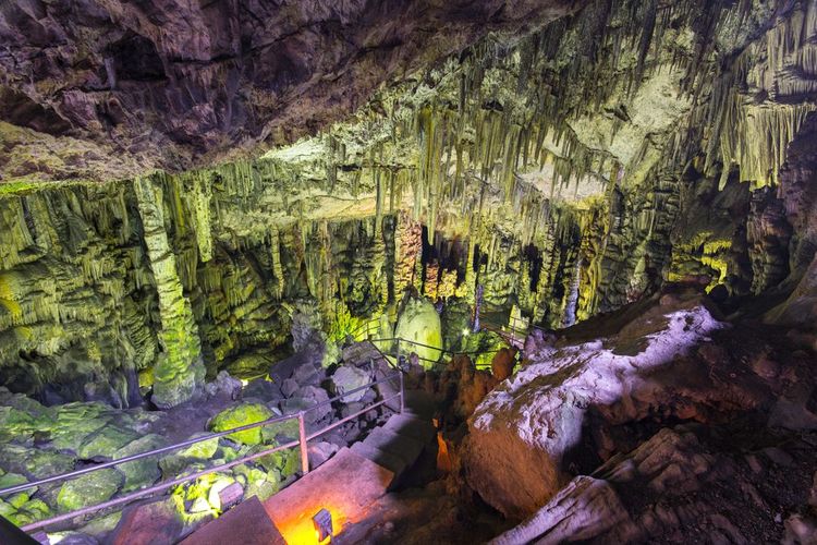 Les beaux volumes de la grotte Dikteon Antron permettent des perspectives impresionnantes