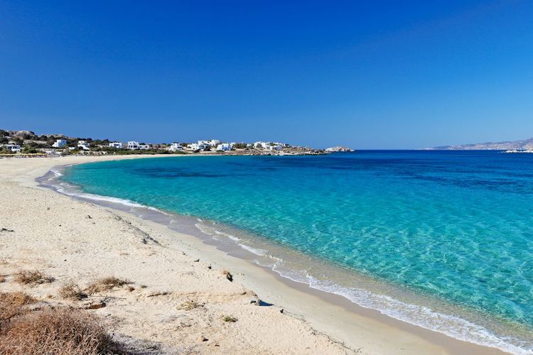 La plage de Mikri Vigla offre une eau d'un bleu turquoise éclatant