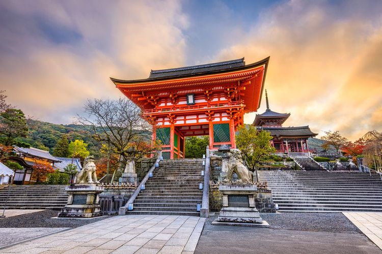 Porte shintoïste dans le temple Kiyomizu-dera