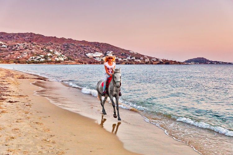 Balade à cheval sur la plage de Plaka