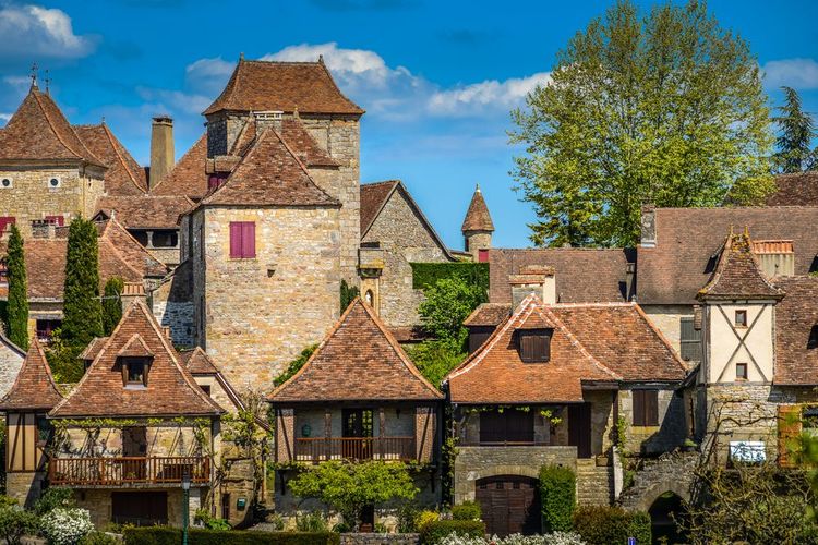 Les façades en pierre du village de Loubressac.