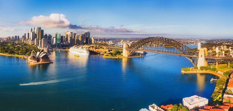 Le port de Sydney, avec l'opéra (à g.) et le Sydney Harbour Bridge (à dr.) surnommé "The Coathanger", c-a-d le Cintre)