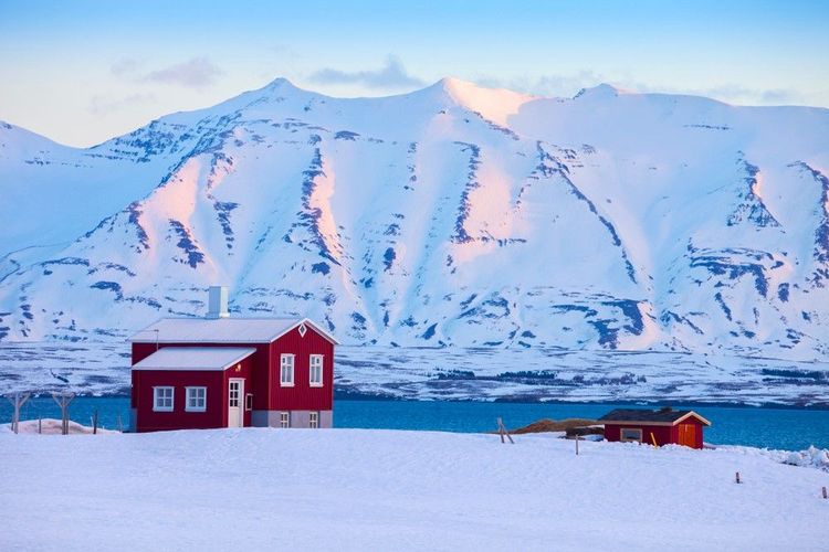 Quelques maisons dans le fjord sont bien isolées