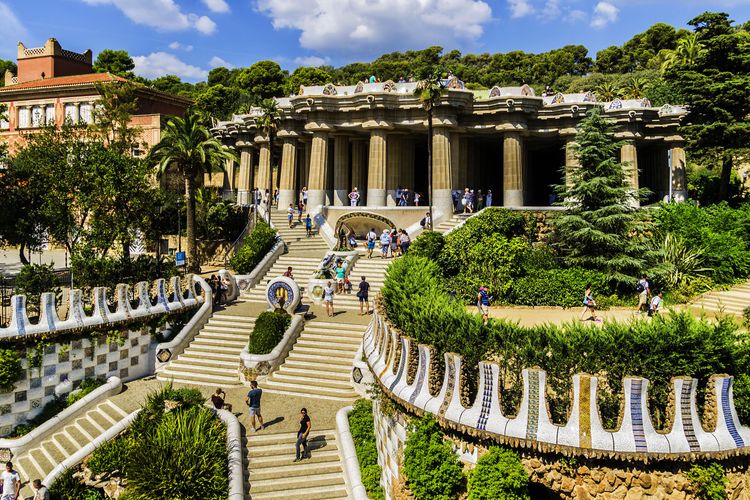 A stroll through the popular Parc Güell, Gaudi's masterpiece