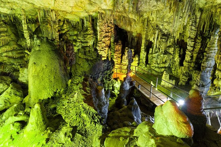 Passage vers les entrailles de la Terre, Dikteon Antron
