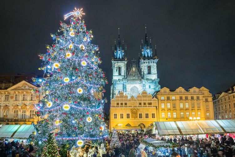L'arbre de Noël et Marchés de Prague sur la Place de la Vieille Ville en République Tchèque.