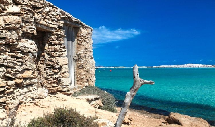 Maison au bord de la mer à Formentera, l'esprit bohème