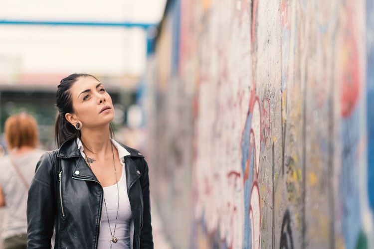 Devant ce qui reste du Mur de BErlin