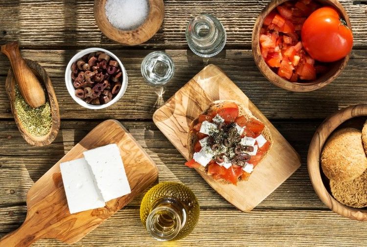 Le dakos, cette tartine de tomate et de fromage préparée avec générosité