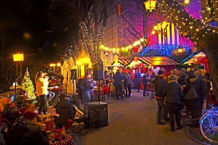 Vie nocturne de la promenade Strossmayer à Zagreb