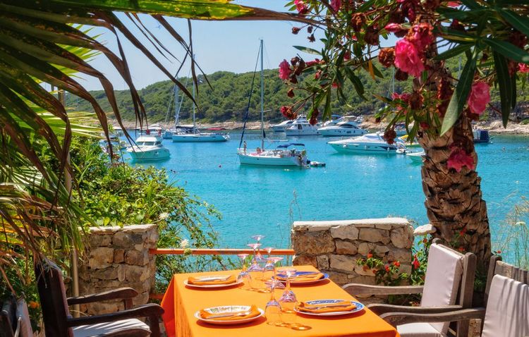 Restaurant tout proche de la plage de Milna donnant sur la baignade