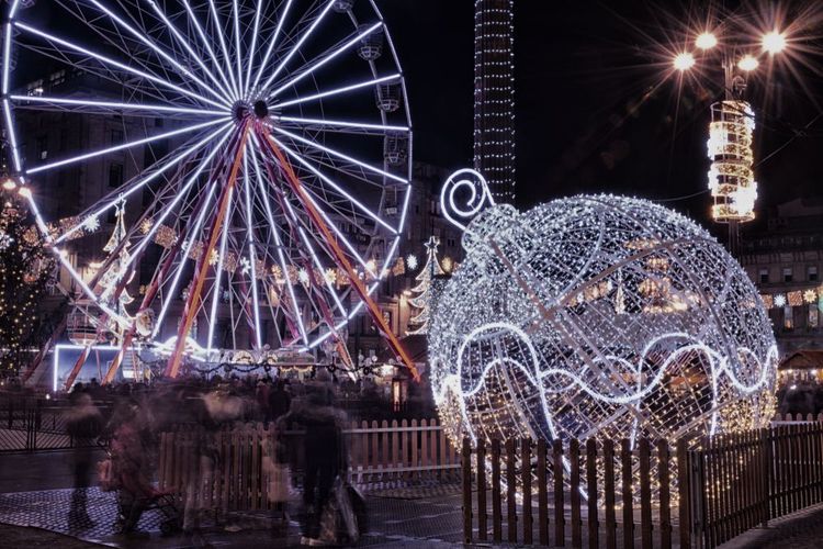 Décorations de Noël et grande roue la nuit à George Square, Glasgow, Écosse.