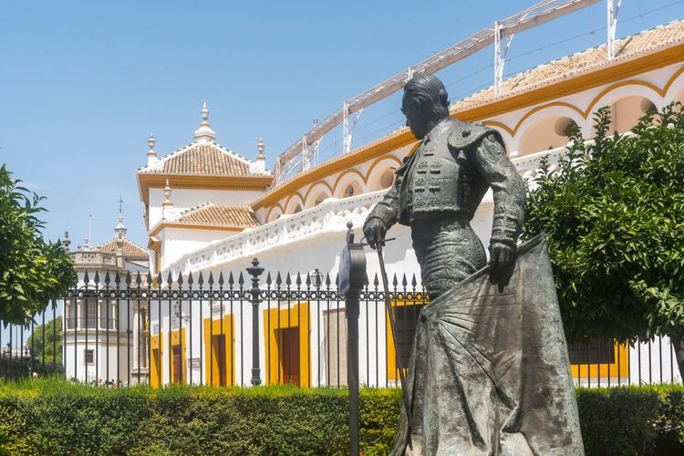 La statue d'un toreador devant les arènes de Séville.