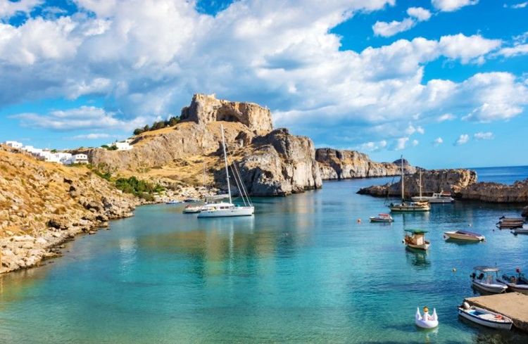 Goélettes dans la baie de Saint-Paul, acropole de Lindos, à Rhodes, en Grèce