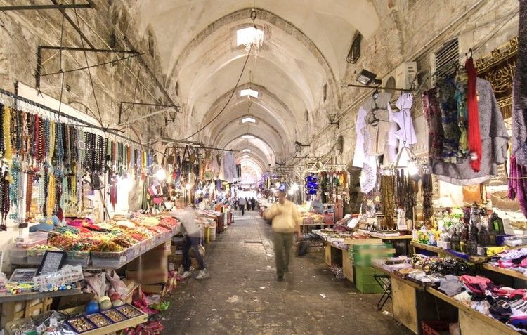 Souk al-Attarine ou souk aux Épices, qui laisse passer la lumière du soleil par des vasistas creusés dans l'arc des voûtes