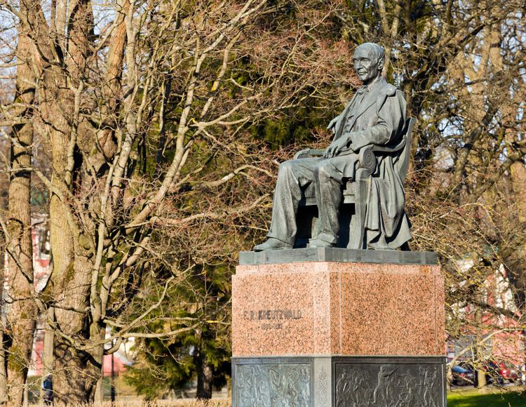 La statue de Friedrich Reinhold Kreutzwald, père de la littérature estonienne, dans les jardins du palais Kadriog