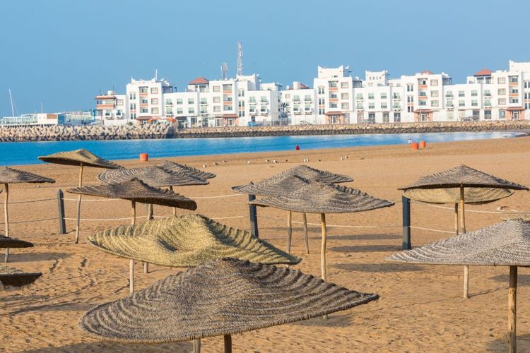 Il est possible de louer des emplacements avec parasols sur la plage