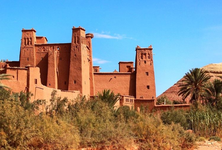 Le ksar, ville fortifiée, utilise des tours comme structure