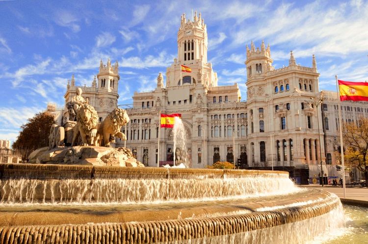 La célèbre fontaine de Cibeles à Madrid, en Espagne