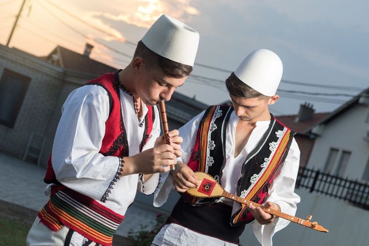Musiciens en costumes forkloriques