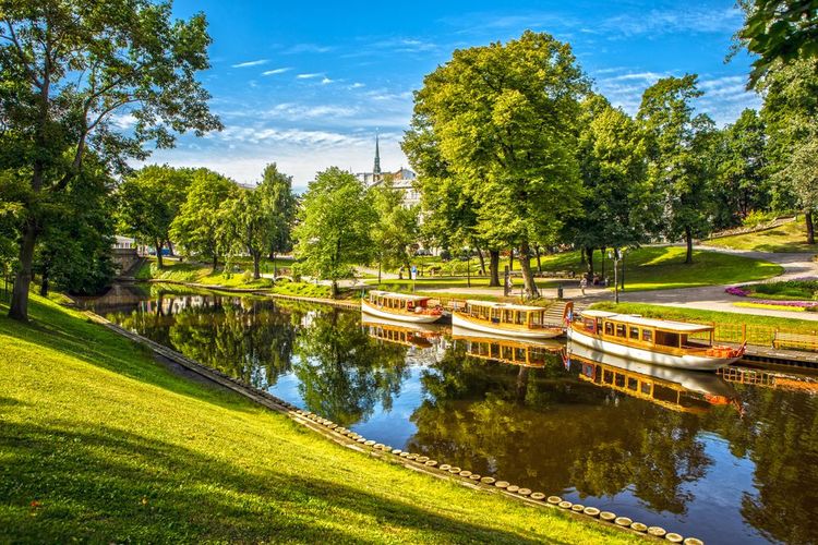 Les embarcations pour partir en croisière sur le canal sont à quai