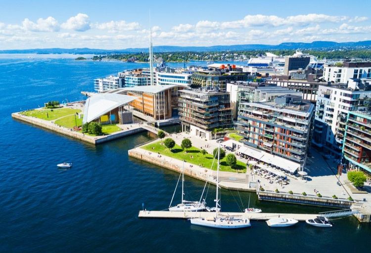 Le port d'Oslo dans le quartier de Aker Brygge