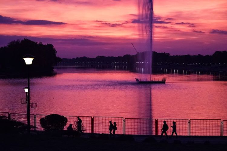 Promenade nocturne en famille ou entre amis à Ada Ciganlija
