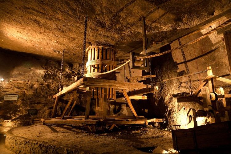 La mine de sel de Wieliczka a produit du sel de table sans interruption du XIIIe siècle jusqu'en 2007, ce qui en fait l'une des plus anciennes mines de sel encore en activité au monde.