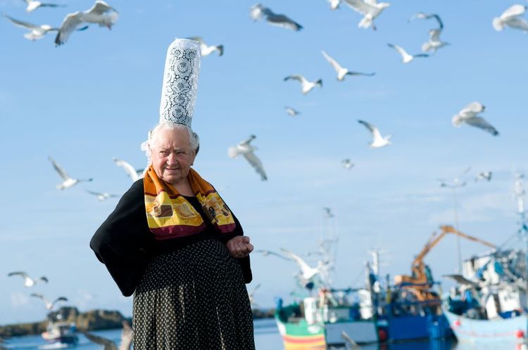 Une bigoudène en costume traditionnel breton.