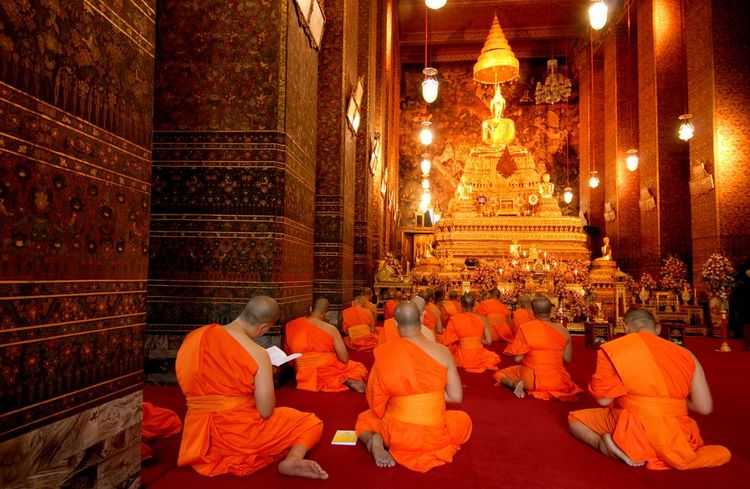 Un groupe de moines bouddhistes au temple.