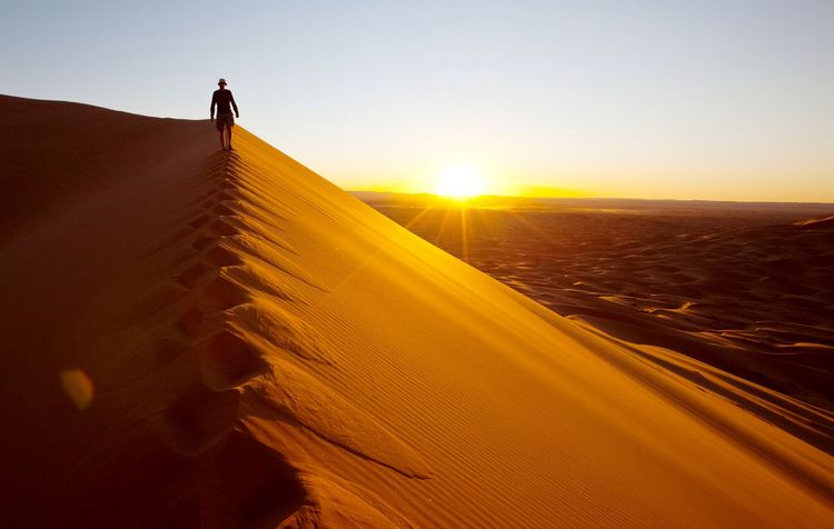 Marcher vers le soleil sur la crête... des dunes.