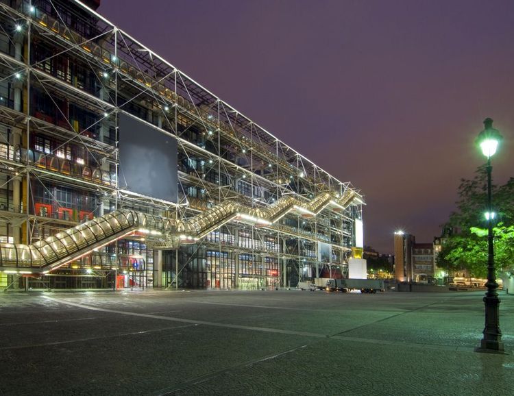 Le Centre Pompidou de nuit.
