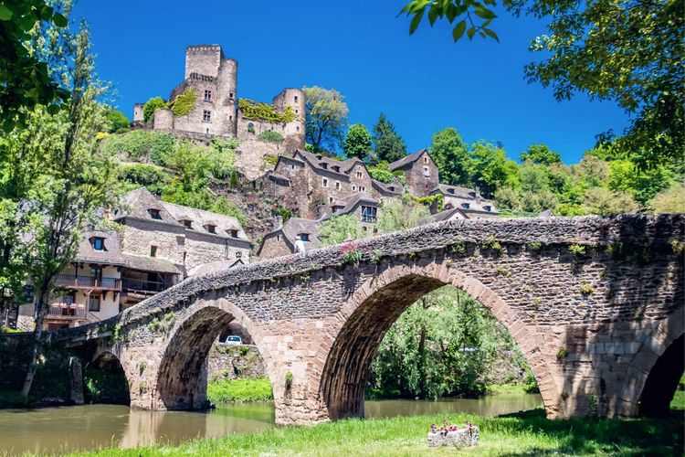 Le château de Belcastel dans l'Aveyron - © Begir / shutterstock