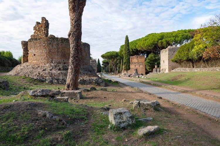 Rome, sépulture ronde avec tour