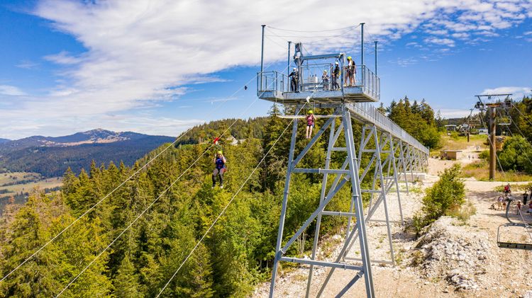 La descente peut se vivre à deux ! © OTI Pays de Gex Monts Jura B