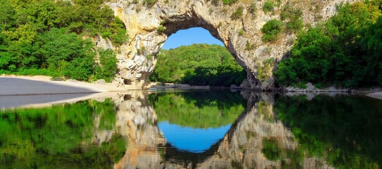 Vue sur le célèbre arc de Vallon-Pont-d'Arc, Ardèche, France