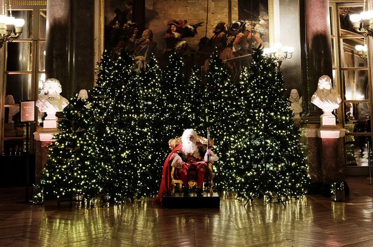 Le truculent Père Noël baroque du château vous attend