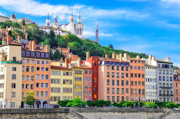 Notre Dame de Fourvière surplombe le Vieux Lyon © martinm303/123RF