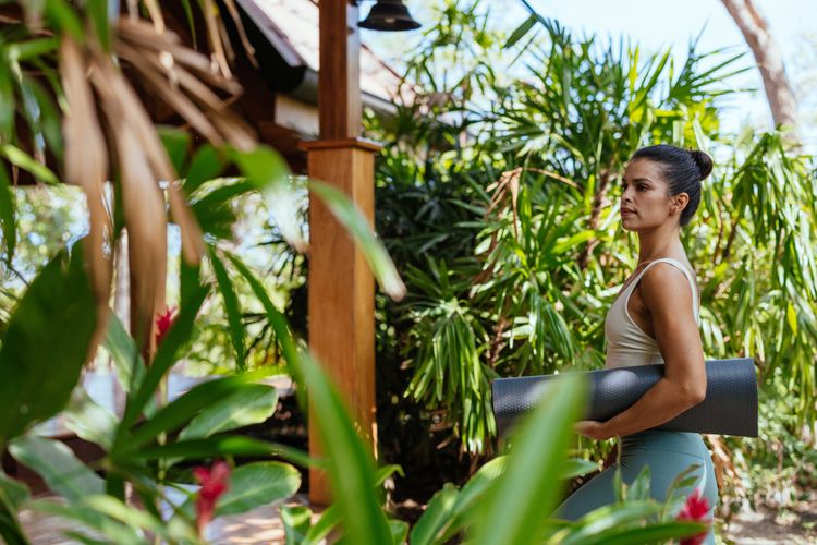 Une jeune femme se rend à un cours de yoga - Office de tourisme Costa Rica.