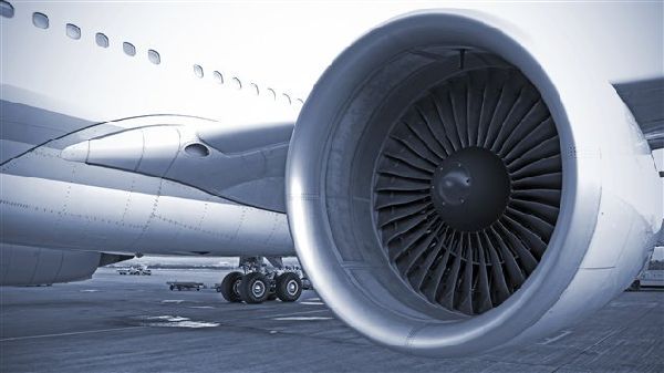 Un moteur d'avion mesure plusieurs mètres de haut © radio-canada.ca