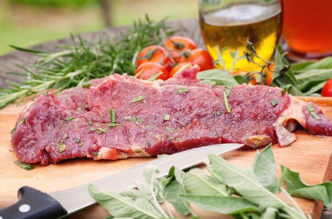 La viande est épicée avant d'être marinée
